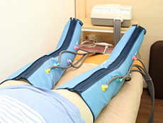両足にブーツ状の機器を装着して寝る