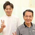 にこやかな中年男性と院長